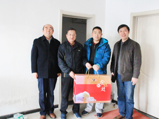kaiyun开云（中国）到砀山县刘楼村看望驻村扶贫干部 开展精准扶贫工作