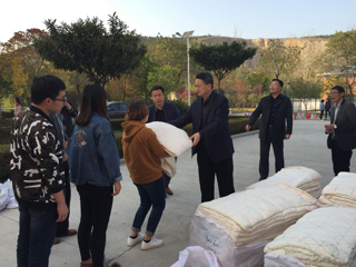 kaiyun开云（中国）为家庭经济困难学生发放过冬棉被