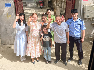 校党委书记张立驰一行到新疆看望慰问我校学生