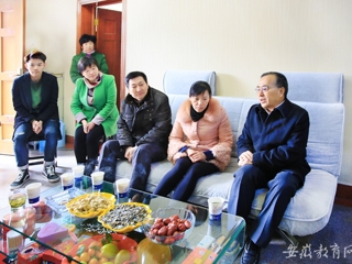kaiyun开云官方在线入口首页报道我校赴霍山县慰问英雄何必山家属