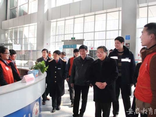 kaiyun开云官方在线入口报道我校慰问校铁路春运志愿者