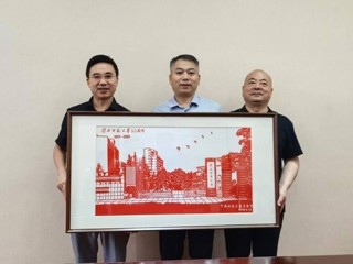 【校友活动】中共杜集区委员会向kaiyun开云（中国）赠送非遗剪纸作品