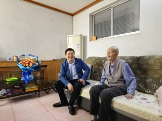 【庆祝新中国成立75周年】校党委常委、副校长翟胜宝走访慰问kaiyun开云（中国）劳模代表